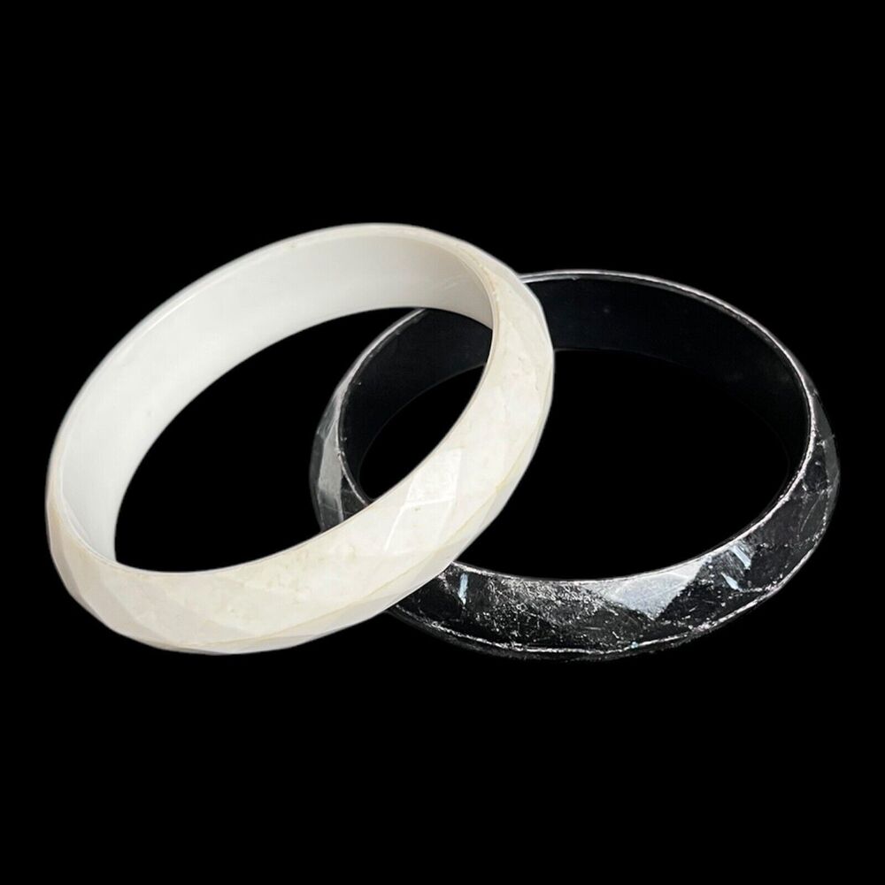 Vintage Lucite Bangle Black And White Diamond Edge Shape Round Bracelet Set
